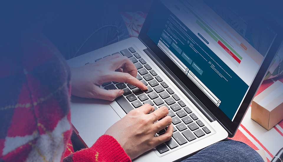 Kvinna sitter med laptop i knät och titta på startsidan i Aventus digitala karriärstöd