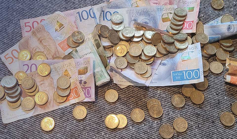 stor hög med pengar sedlar och mynt